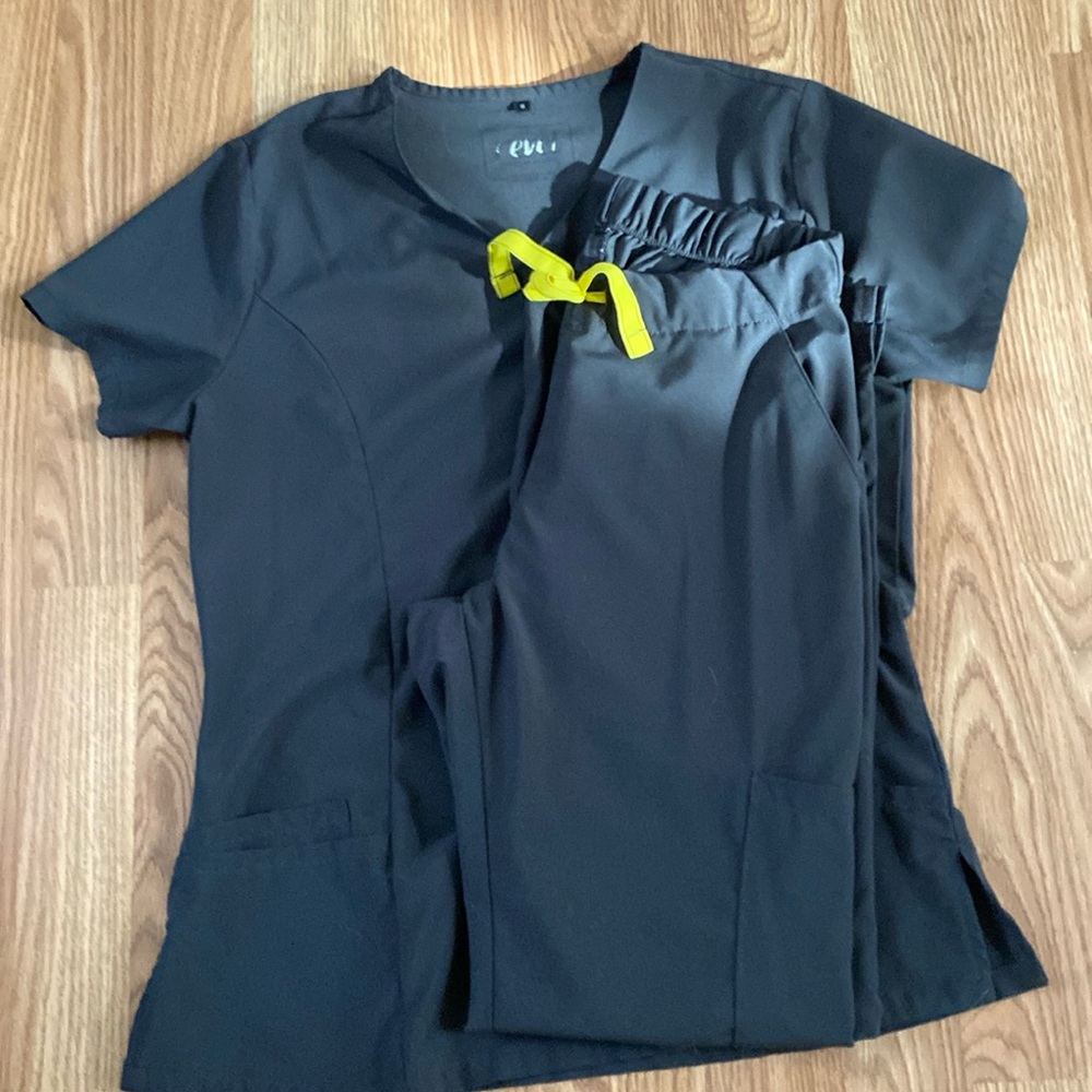 Scrub set